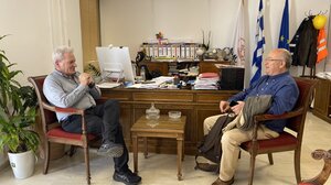 Εθιμοτυπική συνάντηση με τον Δήμαρχο Θήρας είχε ο Δήμαρχος Ηρακλείου