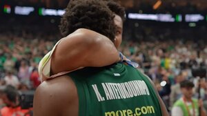 Αντετοκούνμπο: Η αγκαλιά του Γιάννη και τα κλάματα του Κώστα!