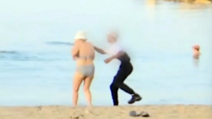 Συνελήφθη ο άνδρας που έκλεψε σταυρό από ηλικιωμένη σε ζωντανή μετάδοση – «Τι την θέλει η γριά την αλυσίδα;»