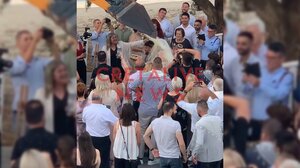 Ένας γάμος με πολύ... ρύζι - Μεταφέρθηκε με "φορτωτάκι"! Δείτε βίντεο