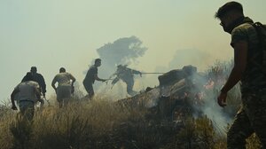 Ανεξέλεγκτη η φωτιά στην Κερατέα: καίγονται σπίτια, εκκενώθηκαν οικισμοί