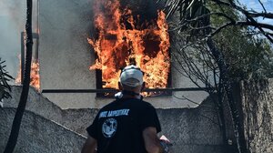 Φωτιά στην Κερατέα: Αναφορές για καμένα σπίτια – Εκκενώθηκαν 6 οικισμοί