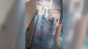 Σε κατάσταση αμόκ χτυπούσε τουρίστες και αστυνομικούς - Δείτε βίντεο