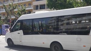 Γεμάτα και χωρίς κλιματισμό τα mini bus...