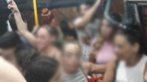 Ώρα αιχμής στο mini bus και όποιος πρόλαβε... πρόλαβε!