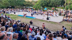 Ένωσαν τις φωνές τους τραγουδώντας μελωδίες του Μίκη Θεοδωράκη