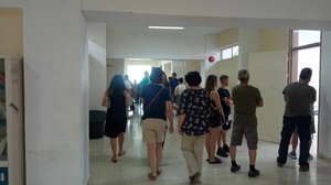 Οι πρώτες ουρές σε εκλογικά τμήματα του Ηρακλείου 