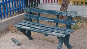 Εδώ και δύο μήνες δεν έχει επισκευαστεί το σπασμένο παγκάκι στην παιδική χαρά