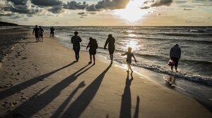 Beach bar επιβάλλει dress code στους πελάτες του και τους προειδοποιεί με απαγόρευση εισόδου