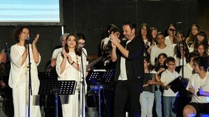 Πλήθος κόσμου στην Πύλη Βηθλεέμ για τη μουσική παράσταση "Σκύλος στον δρόμο"