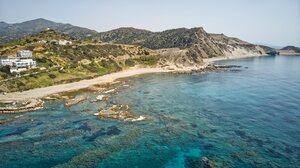 Η μαγευτική παραλία της Τριόπετρας