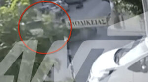  Θανατηφόρο τροχαίο στη Νίκαια – Η στιγμή που αυτοκίνητο εμβόλισε μηχανή