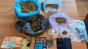 Κάνναβη, κοκαΐνη, ζυγαριά και μετρητά στα χέρια 30χρονου