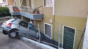 Αγρίνιο: Αυτοκίνητο «εισέβαλλε» σε αυλή σπιτιού - Βίντεο και φωτογραφίες