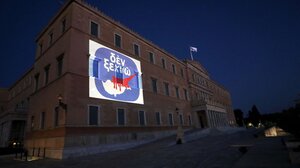 Η Βουλή φωταγωγήθηκε με το μήνυμα «δεν ξεχνώ»