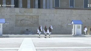 Αλλαγή φρουράς στο Σύνταγμα κάτω από πολύ υψηλές θερμοκρασίες