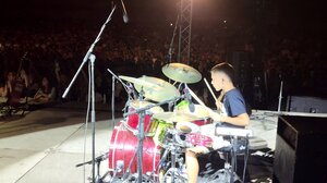 Ο 10χρονος ντράμερ Δημήτρης μάγεψε το κοινό στη συναυλία των ΠΥΞ ΛΑΞ στα Χανιά