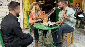 Άννα Βίσση και Γιώργος Γλυκοκόκαλος έπαιξαν... κοντυλιές στο κέντρο του Ηρακλείου!