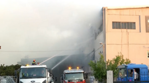 Αχαρνές: Βελτιωμένη η εικόνα της φωτιάς – Μεγάλες ζημιές σε εργοστάσια