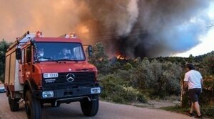 Δύσκολη νύχτα στην Κω - Εκκενώνεται το χωριό Καρδάμαινα