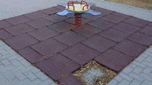 Μια παιδική χαρά όλη κι όλη ... κι αυτή σε κακή κατάσταση!