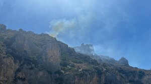 Με τις αναζωπυρώσεις πάλεψαν οι πυροσβέστες στον Προφήτη Ηλία