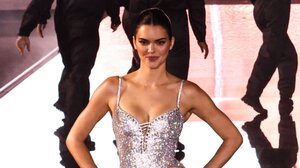 Η Κένταλ Τζένερ περπάτησε ξυπόλητη στο Λούβρο 