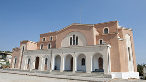 Ποιοι ενοχλούνται από τη δραστήρια Μητρόπολη; 