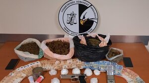 Ο κουβάς με τα καλούδια είχε ... κοκαϊνη και κάνναβη!