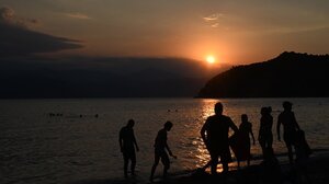 Επιμένουν οι υψηλές θερμοκρασίες: ποιες περιοχές βρίσκονται στο "κόκκινο"