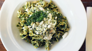 Στριφτά ζυμαρικά με πέστο βασιλικού