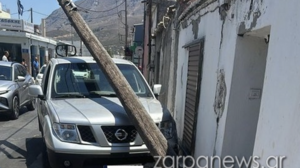 Αγροτικό ενεπλάκη σε τροχαίο κι έριξε τον στύλο ηλεκτροφωτισμού 