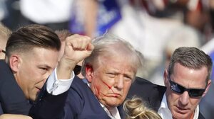 Μήπως ο Τραμπ δεν χτυπήθηκε από σφαίρα;