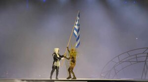 Η συγκινητική στιγμή με την ελληνική σημαία στην τελετή λήξης των Ολυμπιακών Αγώνων