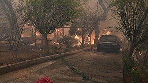 Καίγονται σπίτια στα Άνω Βριλήσσια - Εκκενώθηκε το νοσοκομείο Αμαλία Φλέμινγκ 