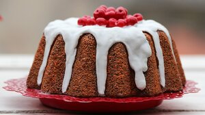 Εύκολο κέικ με φράουλες και μύρτιλα