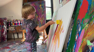 Συλλέκτες κάνουν ουρά για να αγοράσουν πίνακες ζωγράφου 2 ετών 