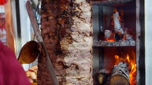 Ποια πόλη θέλει να βάλει «φρένο» στα τούρκικα γυράδικα