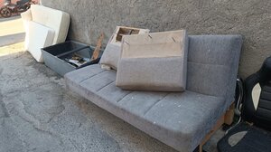 Παρατημένα ογκώδη αντικείμενα ... εδώ και δύο μήνες!