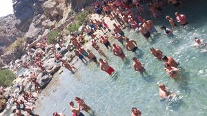 Τουρίστες… σαν κοπάδι προβάτων: Εικόνες παροξυσμού στις πηγές του Κουρταλιώτη! Δείτε φωτογραφίες!