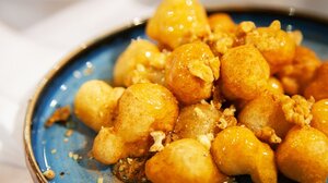 «Αιγαίον Λουκουμάδες»: Επιστρέφει το θρυλικό στέκι της Πανεπιστημίου σε χώρο «έκπληξη»