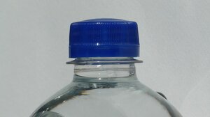 Γιατί άλλαξαν τα καπάκια των πλαστικών μπουκαλιών;