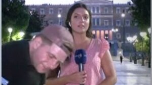 Απρόοπτο on air για ρεπόρτερ - Την πλησίασε μεθυσμένος νεαρός και χόρευε δίπλα της 