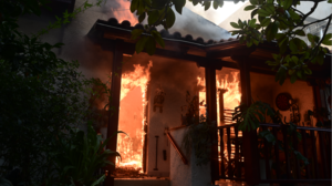 Εκτός ελέγχου η φωτιά στην Αττική: Καίγονται σπίτια στην Πεντέλη, μπαίνει η φωτιά στον Γέρακα