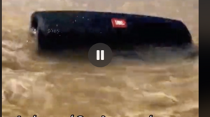 Της πέταξαν το ηχείο στη θάλασσα, αλλά βρέθηκε!