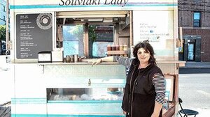 Δύο Ελληνίδες πωλούν «σουβλάκι του δρόμου» στη Νέα Υόρκη και σκίζουν!