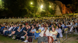 Πλήθος κόσμου και θερμό χειροκρότημα στη μεγάλη συναυλία στο Ηράκλειο για την 81η επέτειο του Ολοκαυτώματος Βιάννου