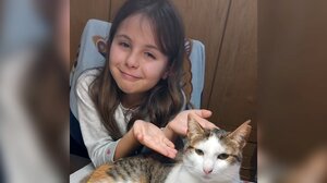 Η μικρή Βικτώρια έκανε την αγάπη της για τις γάτες της διήγημα και κέρδισε το α΄ βραβείο!