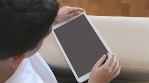 Μεγαλύτερος χρόνος χρήσης οθονών από τα μικρά παιδιά συνδέεται με φτωχότερες γλωσσικές δεξιότητες