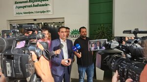 ΠΑΣΟΚ: Ο Μιχάλης Κατρίνης κατέθεσε 14.000 υπογραφές για την υποψηφιότητά του